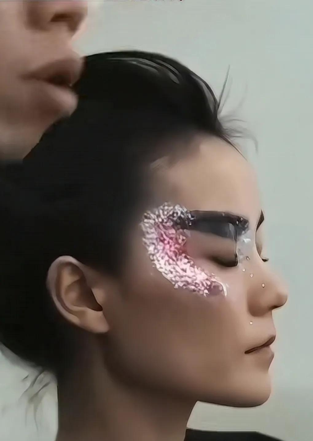 54岁王菲在后台抽烟，你猜她吐出的是什么？是皱纹还是胶原蛋白？她不是在吃防腐