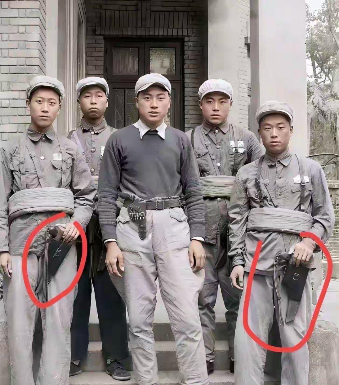 中间这位一看就是气质不凡，你能看出他在当时是什么职务吗
