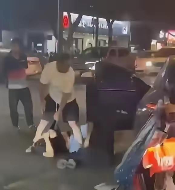天呐！“我老婆你也敢睡？”杭州男子当街暴打情夫，妻子全程