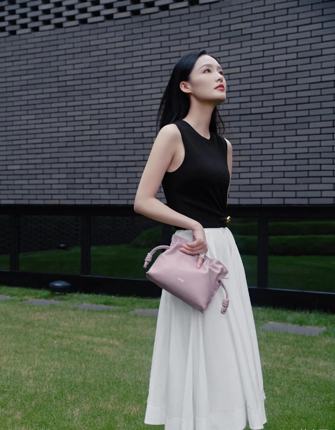 李沁这套造型太会拿捏“高级感”了！黑白拼接的无袖长裙，上半身利落修身，下半身飘逸