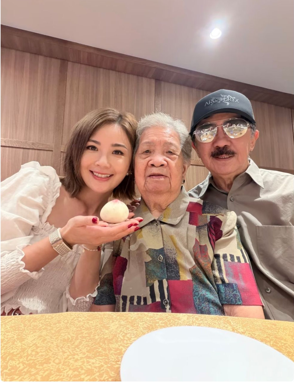 蔡卓妍阿Sa为98岁奶奶庆祝生日，爸爸罕见露面，祖孙三代长得好像