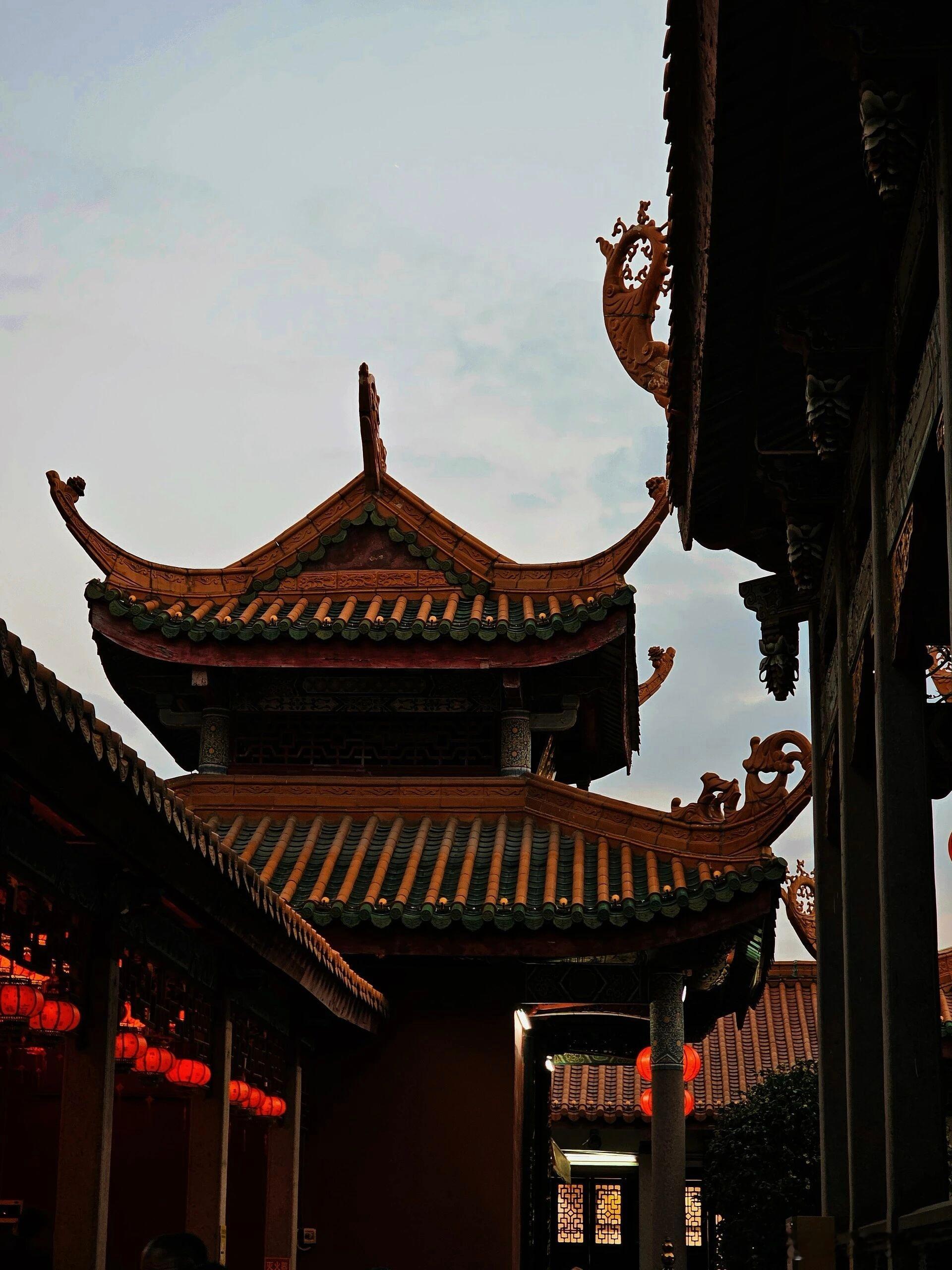 冯道，伺候了10位皇帝，睡了20年喂马草。都说他是“不倒翁”，历经四朝，权倾朝野