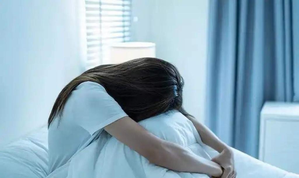 内蒙古呼和浩特，女子约30多年关系的男同学一同出游。同时，出于信任，住进了男同学