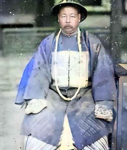 1996年，左宗棠曾孙想回上海，写信给市委，请求分一套低楼层的房，谁料，他时任上