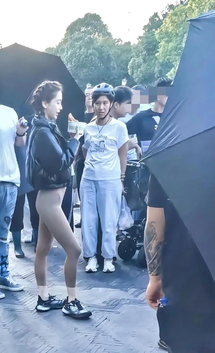 不是每个人穿瑜伽裤都好看，就算是大明星，如果撑不起来，那也是灾难现场。[笑哭