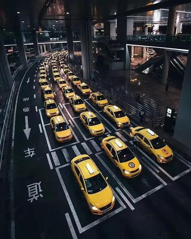 这个夏天总要来一次重庆吧来看看李子坝穿楼的轻轨和那跨江而过的长江索道这个夜