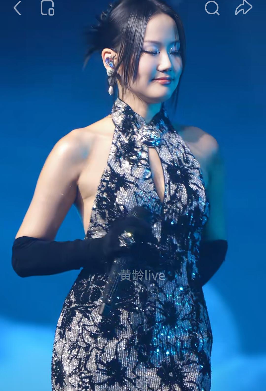 自从她的前男友许嵩结婚，视频号就天天给我推她的各种视频演唱会照片！我想说你们应