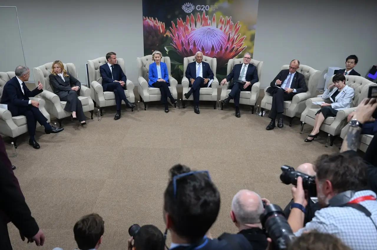 面对镜头，西方政客们的集体“翘二郎腿”拍照，万斯说的太对了，和平不能靠“活在幻想