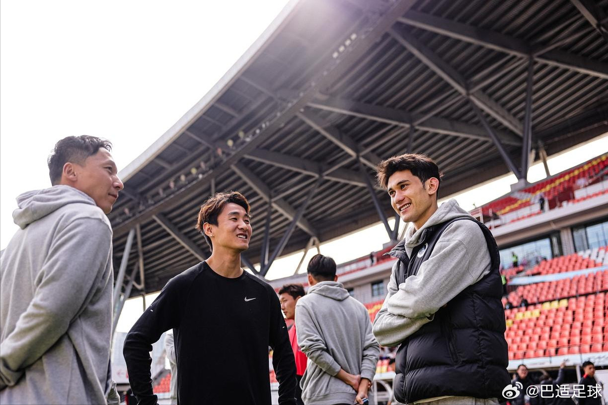 新赛季成都蓉城花的转会费全部在年轻球员身上，拜合拉木80万欧，贺一然74万欧。他