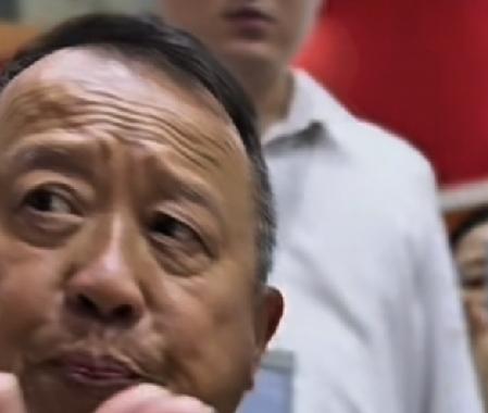7月4日，曾志伟现身深圳茶博会品茶时，路人镜头下的他老得让人心疼，像一位老大爷似