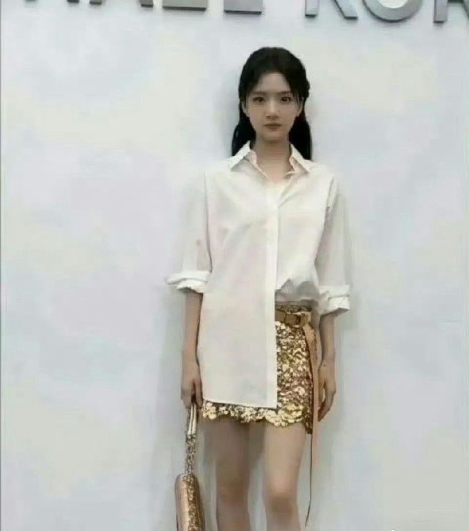 原来任敏大腿是我见过最细的了，和小腿一样​​​
