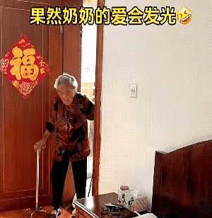 这真是隔辈亲啊[捂脸哭]！这是发生在家里的一件事，一男子在家里午睡，奶奶担心孙