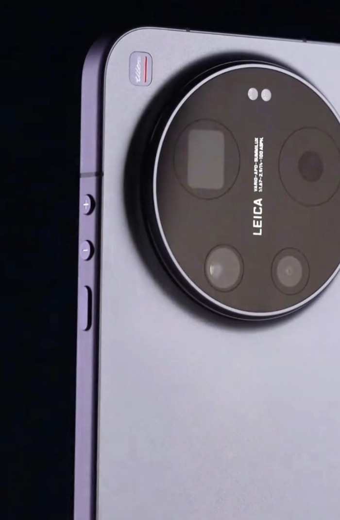 功能机时代，诺基亚3650（2003年）是首款采用圆形键盘的手机。智能机时代，