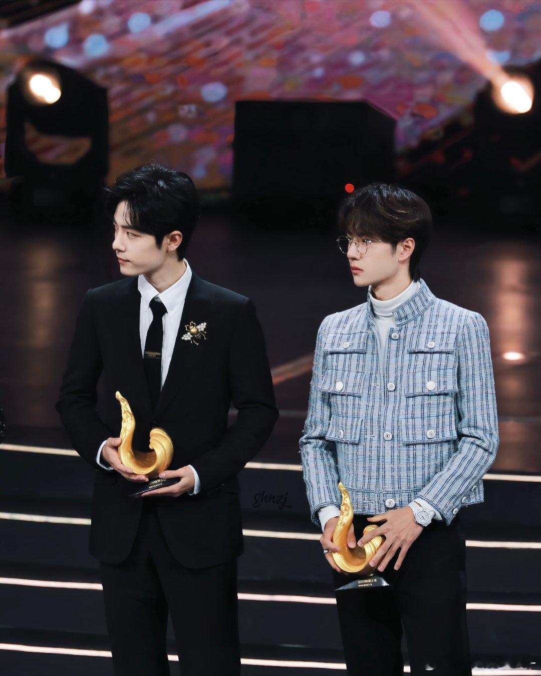 只想看肖战王一博走星空毯微博之夜星空毯