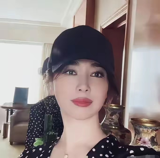 左小青这次医美调整后五官确实精致了不少，但总觉得少了点她原本那种温婉的书卷气。以