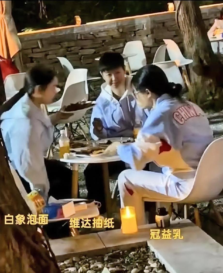 莎莎：人好多啊！怎么看不到我亲亲的胖哥呢？佳佳：胖哥估计找地方吃饭了任姐：对