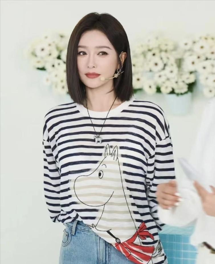 主持人问秦岚：“你已经四十多了，但怎么看起来像20岁的？”秦岚说：“因为我从来不