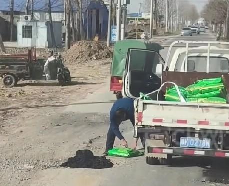 12月8日，河南许昌，看到乡村道路坑洼不平，一男子自费买30袋沥青修补路面，男子