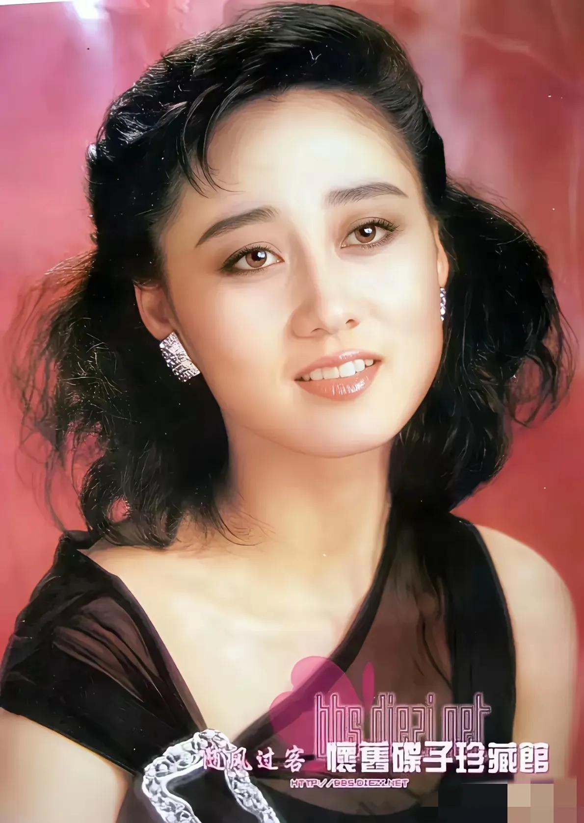 很多人觉得利智不美，但我觉得利智绝对天然太美女！那个年代，没有医美，也没整容，利