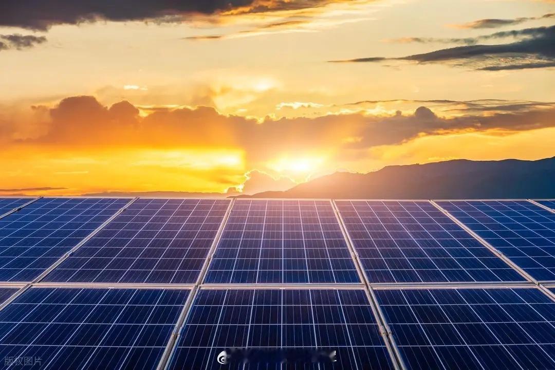 猛料四:行业龙头业绩报喜,光伏产业链盈利修复可期!事件:近日,连续8个季度净利润