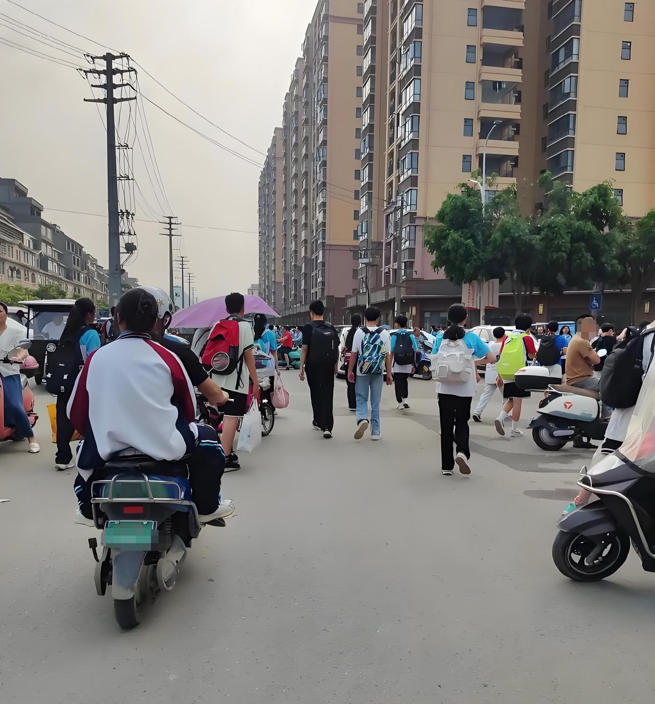 家长的认知决定孩子的高度昨天晚上接初中的孩子放学，等待的过程中，一句刺耳的话飘