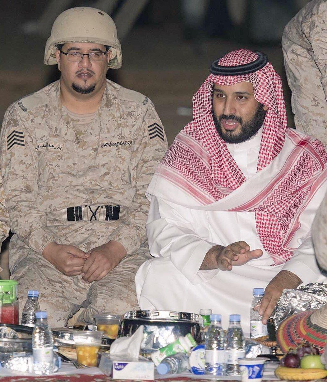沙特王储穆罕默德·本·萨勒曼在2026年斋月的第一天与士兵共进开斋饭，并声称这是