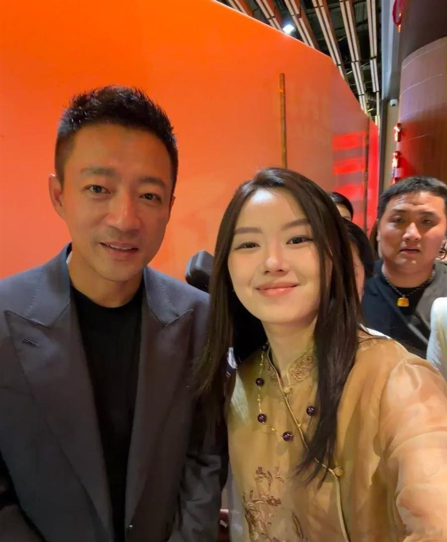 汪小菲现身唐山分店开业现场，舞狮开道香槟庆祝排场十足，与美女合照神态局促​​​
