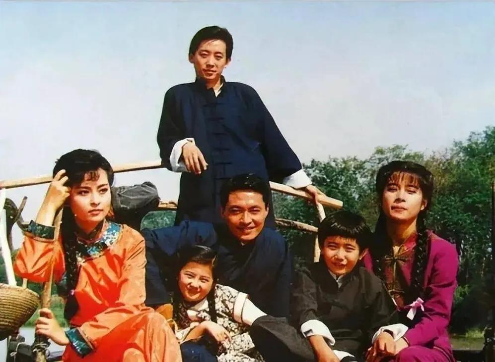 黄志忠是柯蓝的男朋友，已经不是秘密，两人交往十几年，没有婚姻只有相守相伴，这样的