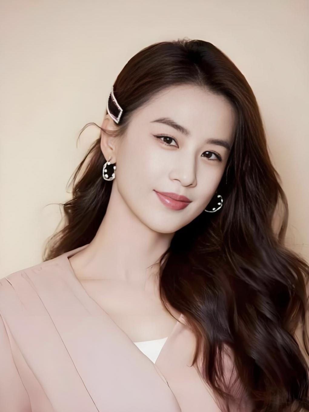 黄圣依离婚后的状态太绝了！黄圣依离婚后仿佛“开了挂”，变得更加有气质，更加美