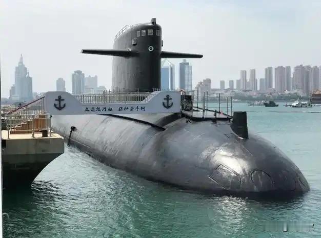 为什么核潜艇能够长时间保持在水下？因为说白了，如果不是潜艇兵需要出水面透气，核潜