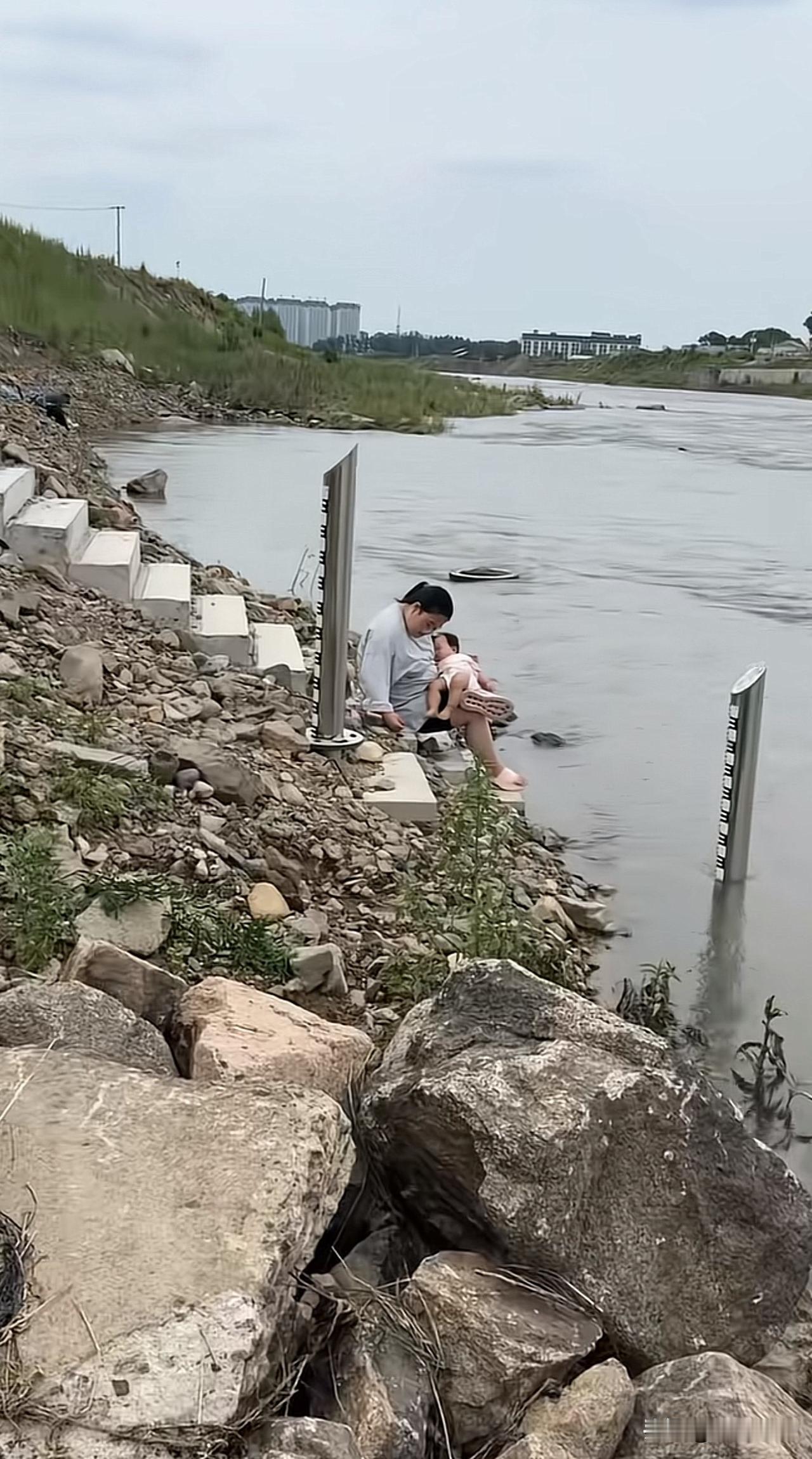 说实话，刚开始吓我一跳，刚准备劝她呢，人就甩了一竿[捂脸哭]宝妈钓鱼，这也太敬业了
