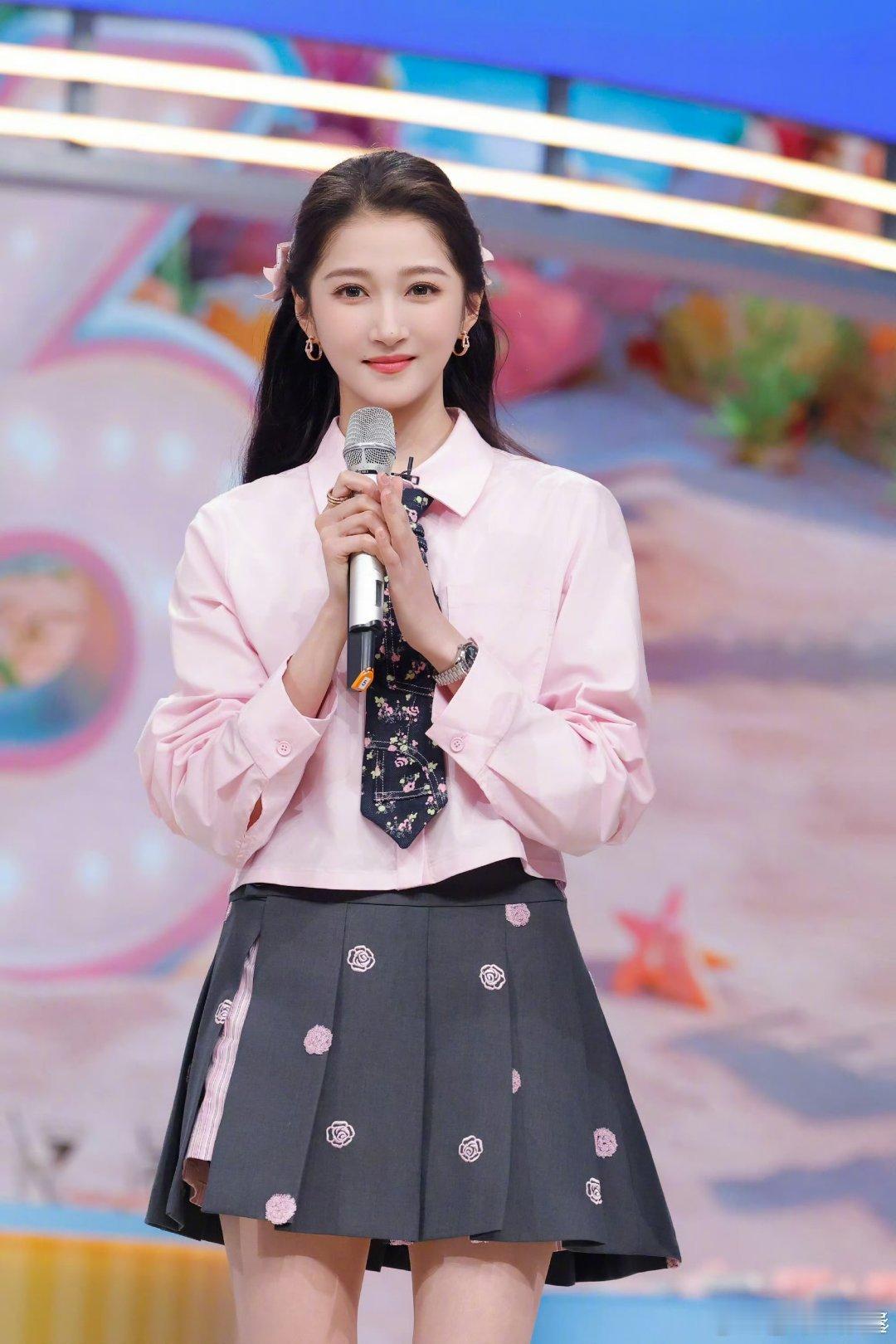 关晓彤也打听得太仔细了关晓彤任敏后台聊天关晓彤和任敏后台聊天好萌，晓彤打听事特