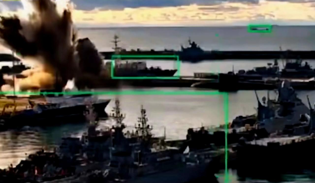 乌克兰潜航器突袭黑海舰队，完美避开了扎堆的舰艇，一头撞向了码头，水底污泥都炸飞了