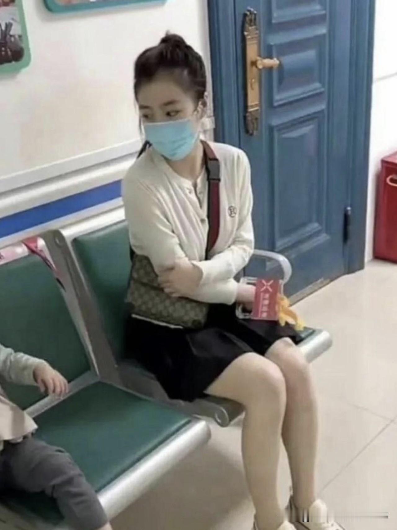 我就是想知道她的手咋进去的？