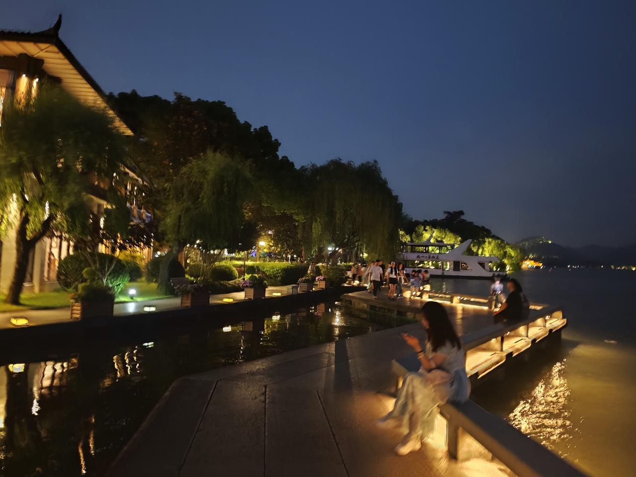 大华饭店位居西湖中心区，出来走几步就是九曲桥，九曲桥对面就是断桥，右边是北山街，