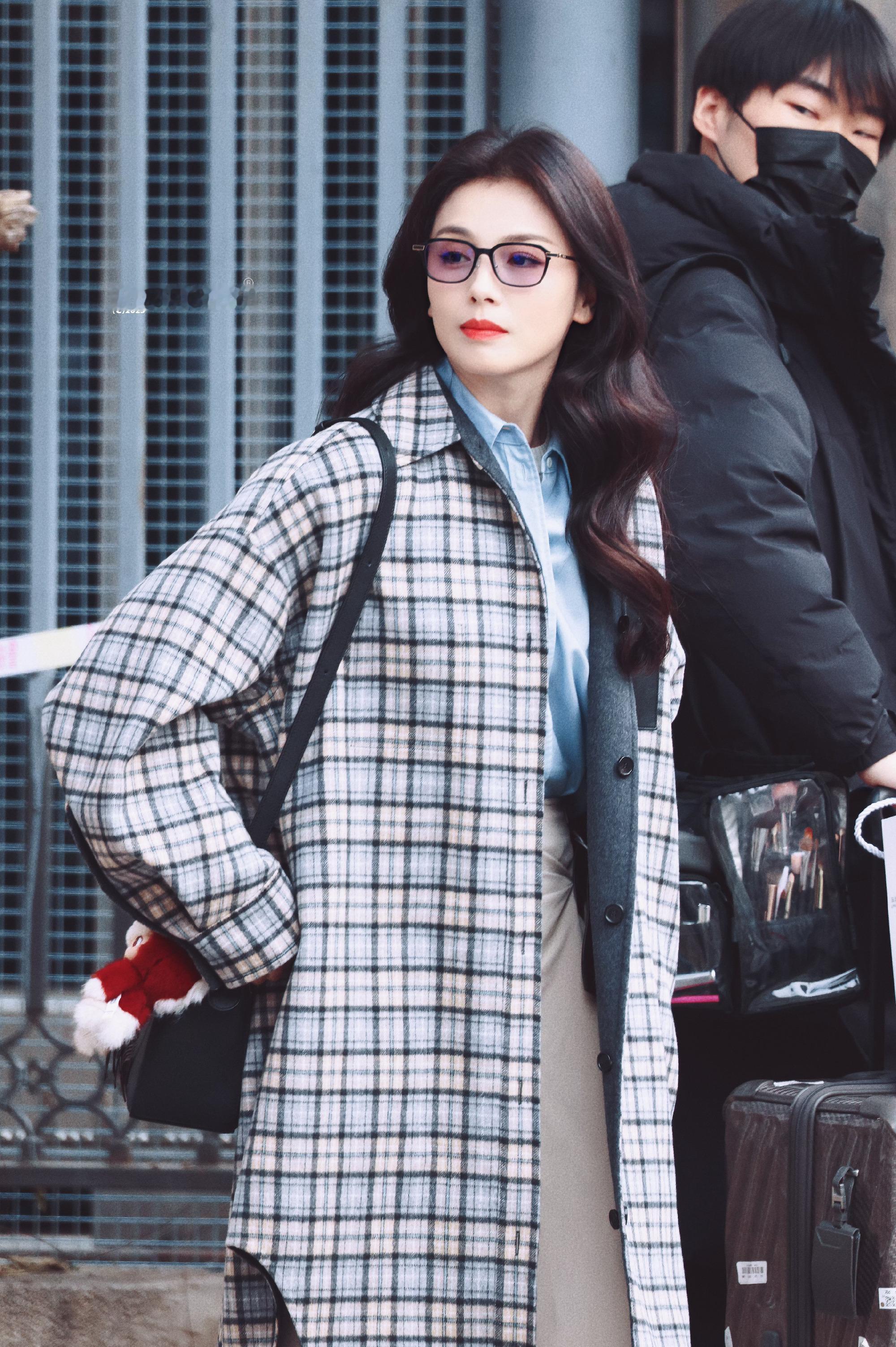 刘涛连春晚路透都是妈咪级别春晚路透来啦明媚大美人的感觉比心挥手打招呼一连串饭撒好