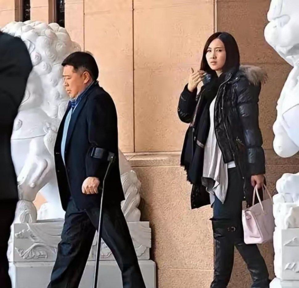 他俩出行并没有手牵手，却是一对恩爱夫妻，女的是黎姿，香港有名的梨涡女神，20年前