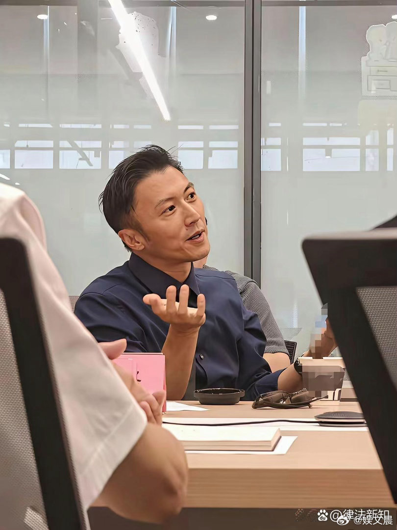 没有滤镜加持的谢霆锋，褪去镜头美化，多了几分真实的烟火气。​​​