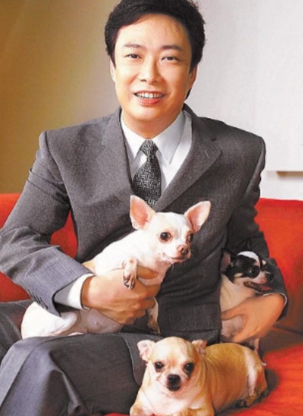 费玉清一生未婚，却攒下了20亿财产，身边空无一人的他，只有一只陪了他16年的老狗