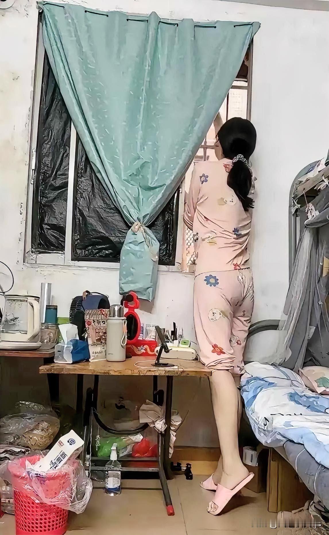 物质的匮乏挡不住对美好生活的向往。