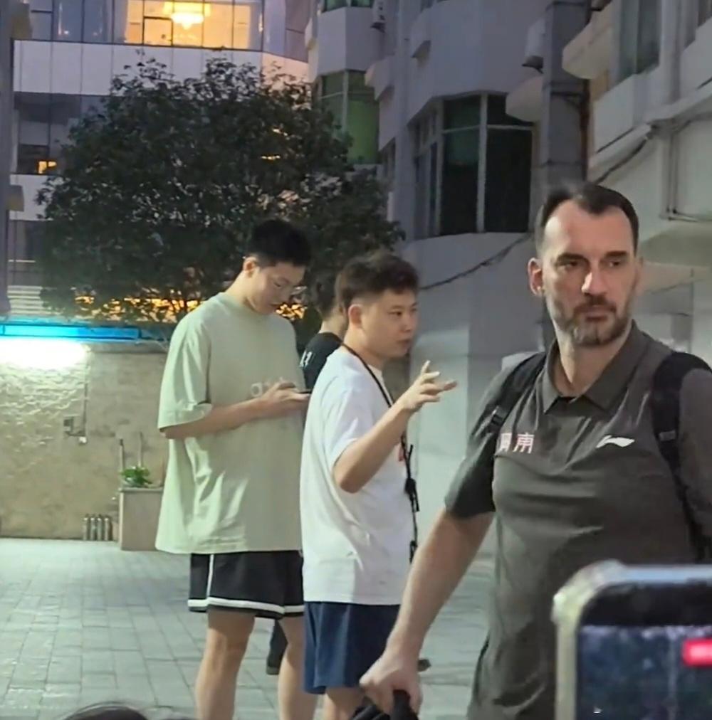 广东队黑山外教收拾好行李离开俱乐部了，胡明轩挥手告别，本赛季拉多维奇作为助理教练