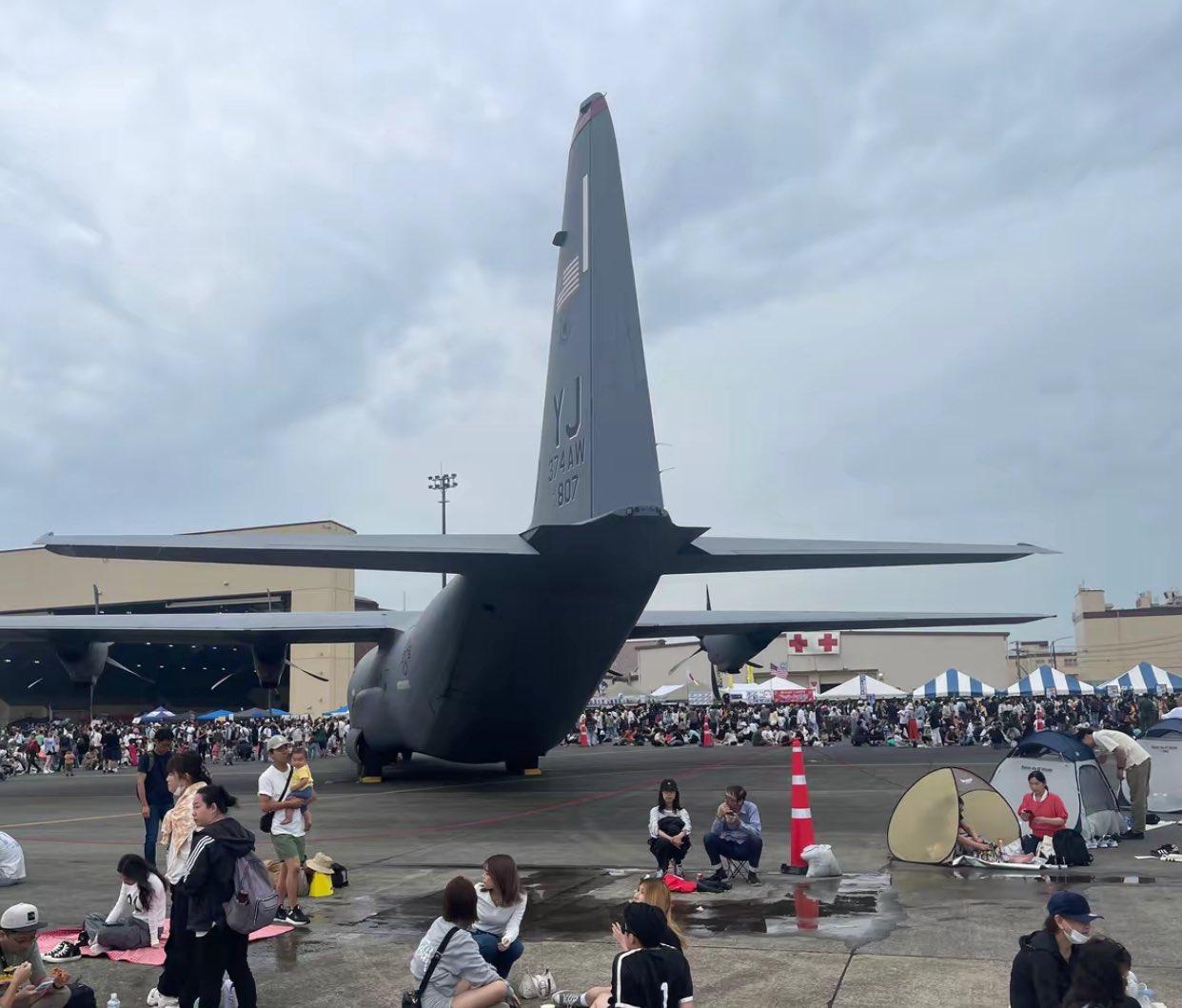 一个国内网友在日本参观美军基地说：美军基地驻军的地方，美军都和当地人关系不错，