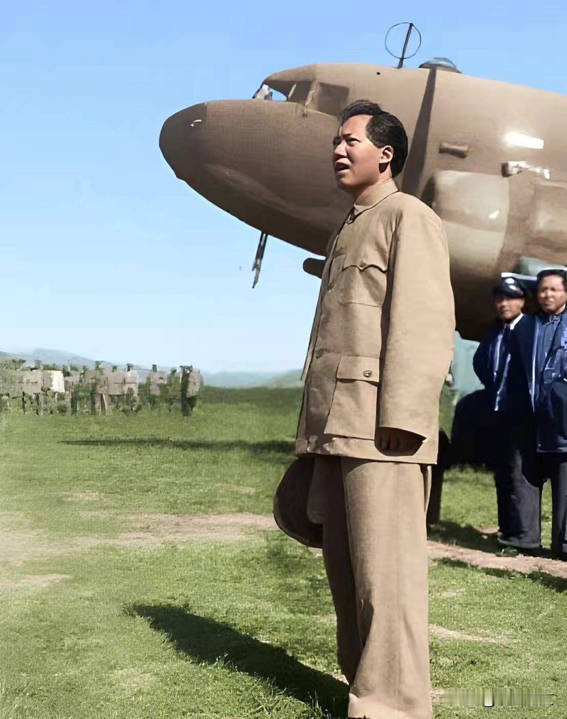 1945年10月11日，结束重庆谈判的毛泽东主席乘飞机返回延安，在机场面对前来迎