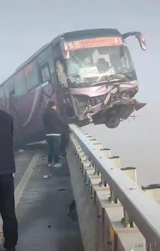 险象环生，一辆大客车冲出大桥路面半个车身悬空，下面就是深不见底的黄河。事发1月2