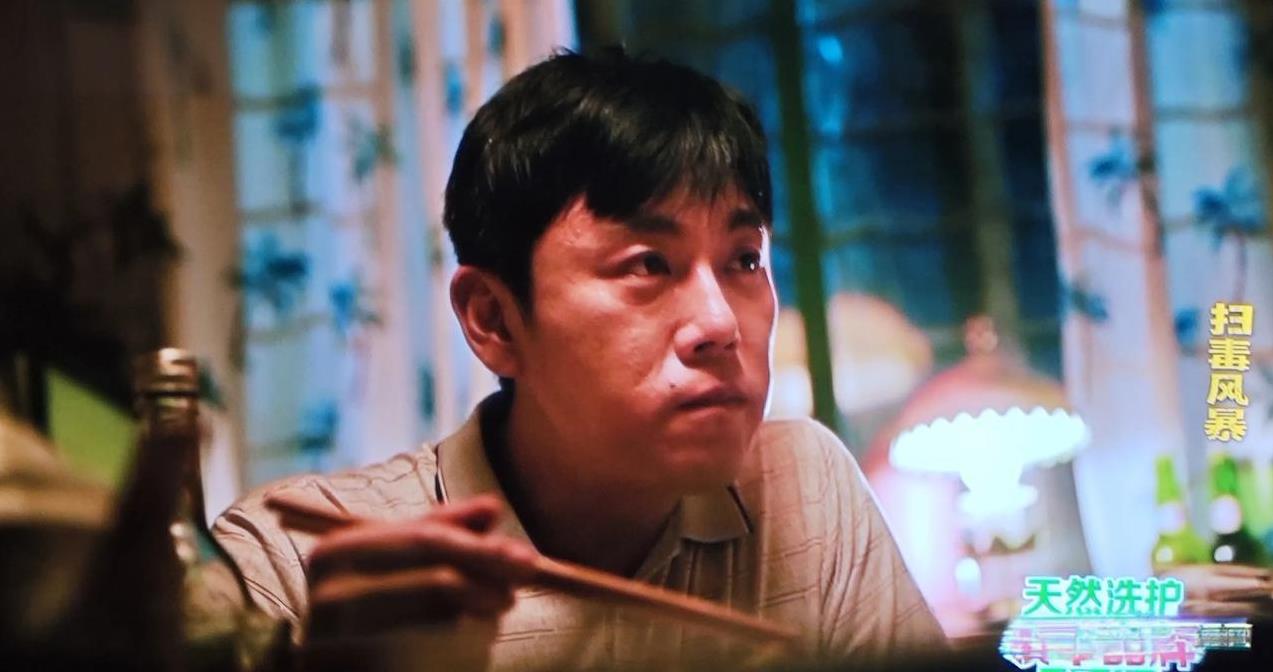 《扫毒风暴》里的秦昊，我怎么觉得有点向张译靠拢的意思？演技有点原地踏步。当年《