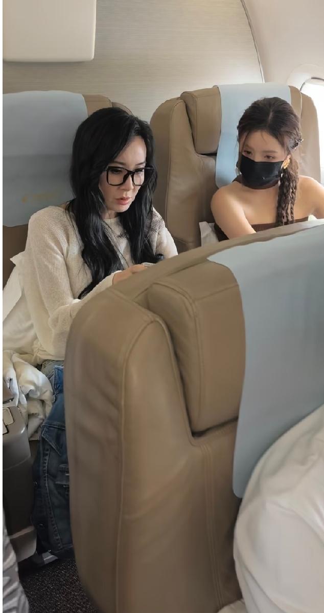 飞机上偶遇大明星，这么有钱居然坐经济舱？