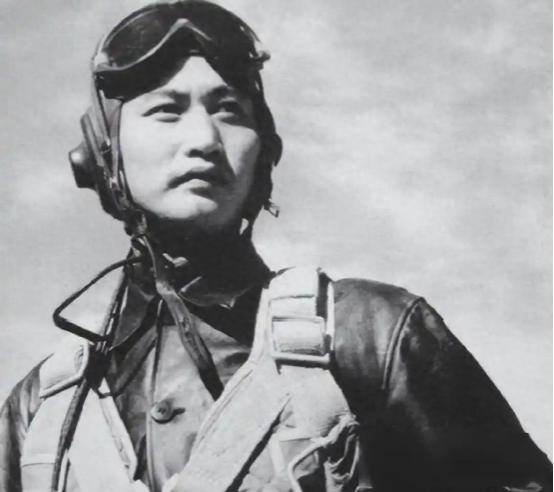 1951年，志愿军飞行员刘玉堤在返航途中，无意间发现，自己身下竟有一群黑压压的敌