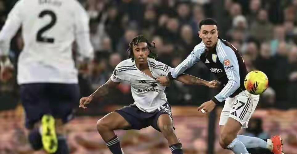 他们的问题根本不是状态，是结构。你看看前场：谢什科在禁区里挤不开后卫，霍伊伦背