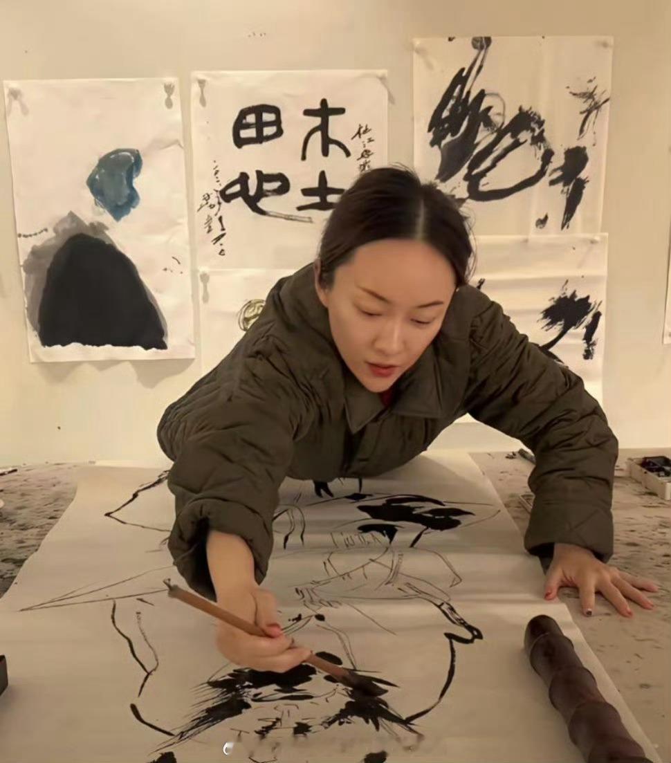 霍思燕素颜在画画，差点没认出来。这跟普通人没两样啊