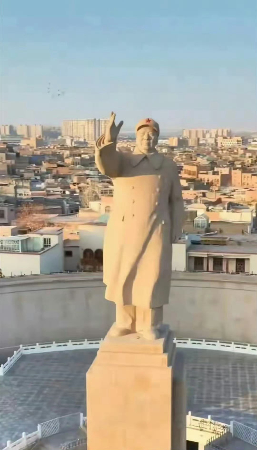 新疆喀什毛主席雕像。当年得知有人要拆雕像，当地百姓手挽手，自发守护在雕像周围，这